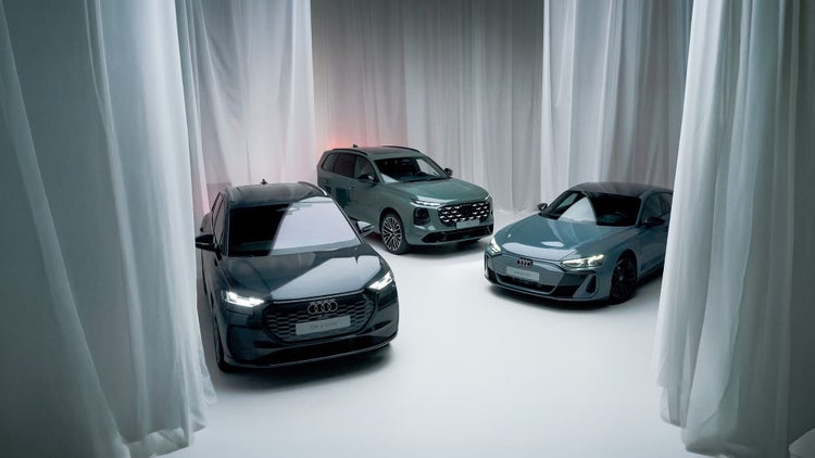 Audi Fahrzeuge in einem abgedunkelten Showroom